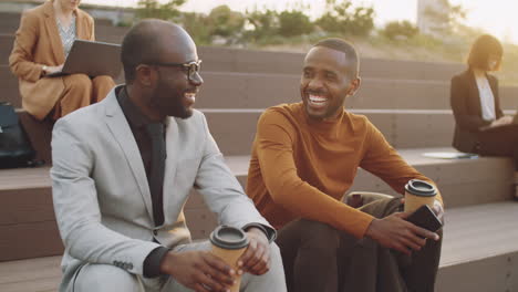 Hombres-De-Negocios-Afroamericanos-Conversando-Sobre-Un-Café-Al-Aire-Libre